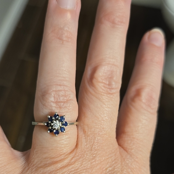 14k White Gold, Blue and White Floral Ring - Picture 6 of 6